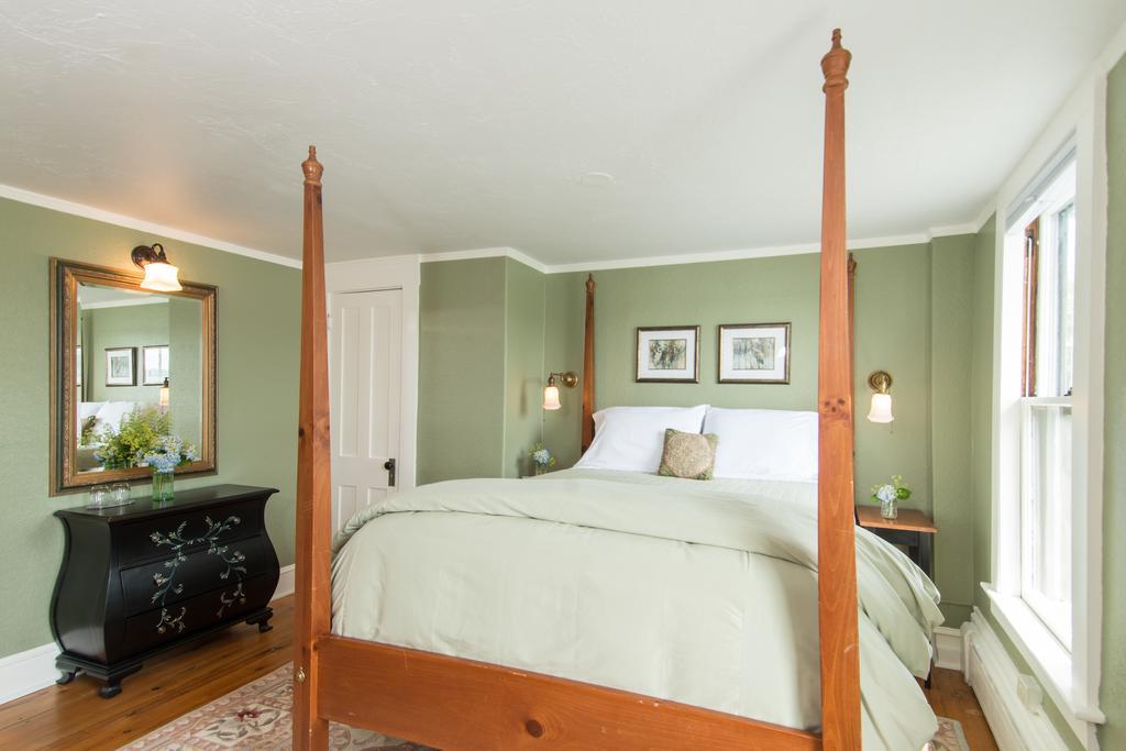 Sanbornton 레이크 하우스 앳 페리 포인트 B&B 객실 사진