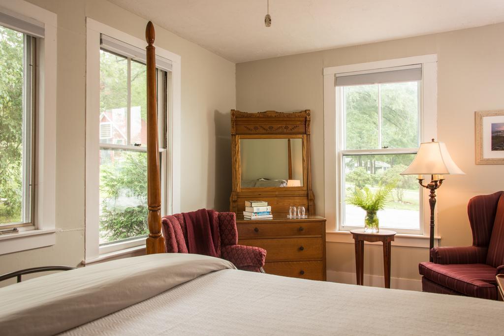 Sanbornton 레이크 하우스 앳 페리 포인트 B&B 객실 사진