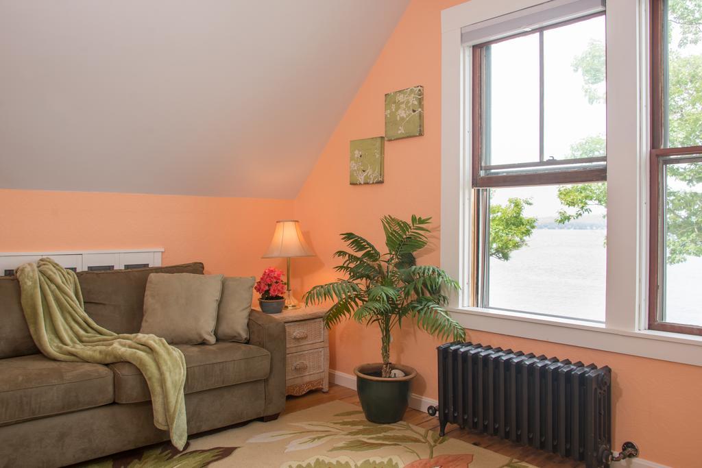 Sanbornton 레이크 하우스 앳 페리 포인트 B&B 객실 사진