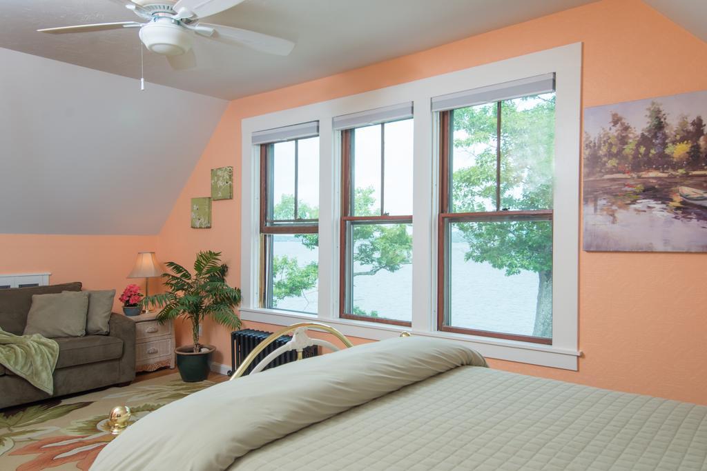 Sanbornton 레이크 하우스 앳 페리 포인트 B&B 객실 사진