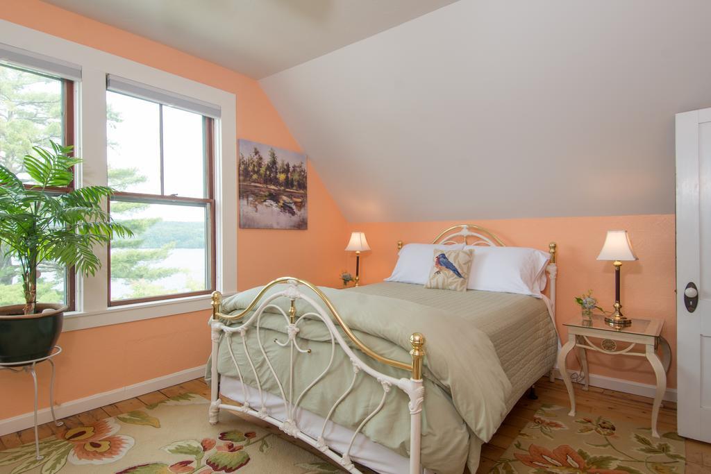Sanbornton 레이크 하우스 앳 페리 포인트 B&B 객실 사진