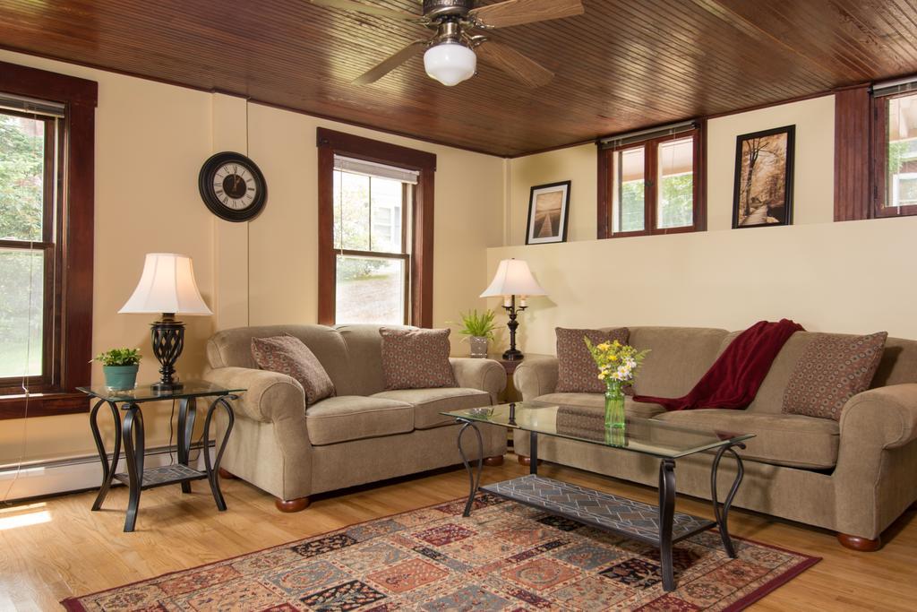 Sanbornton 레이크 하우스 앳 페리 포인트 B&B 객실 사진